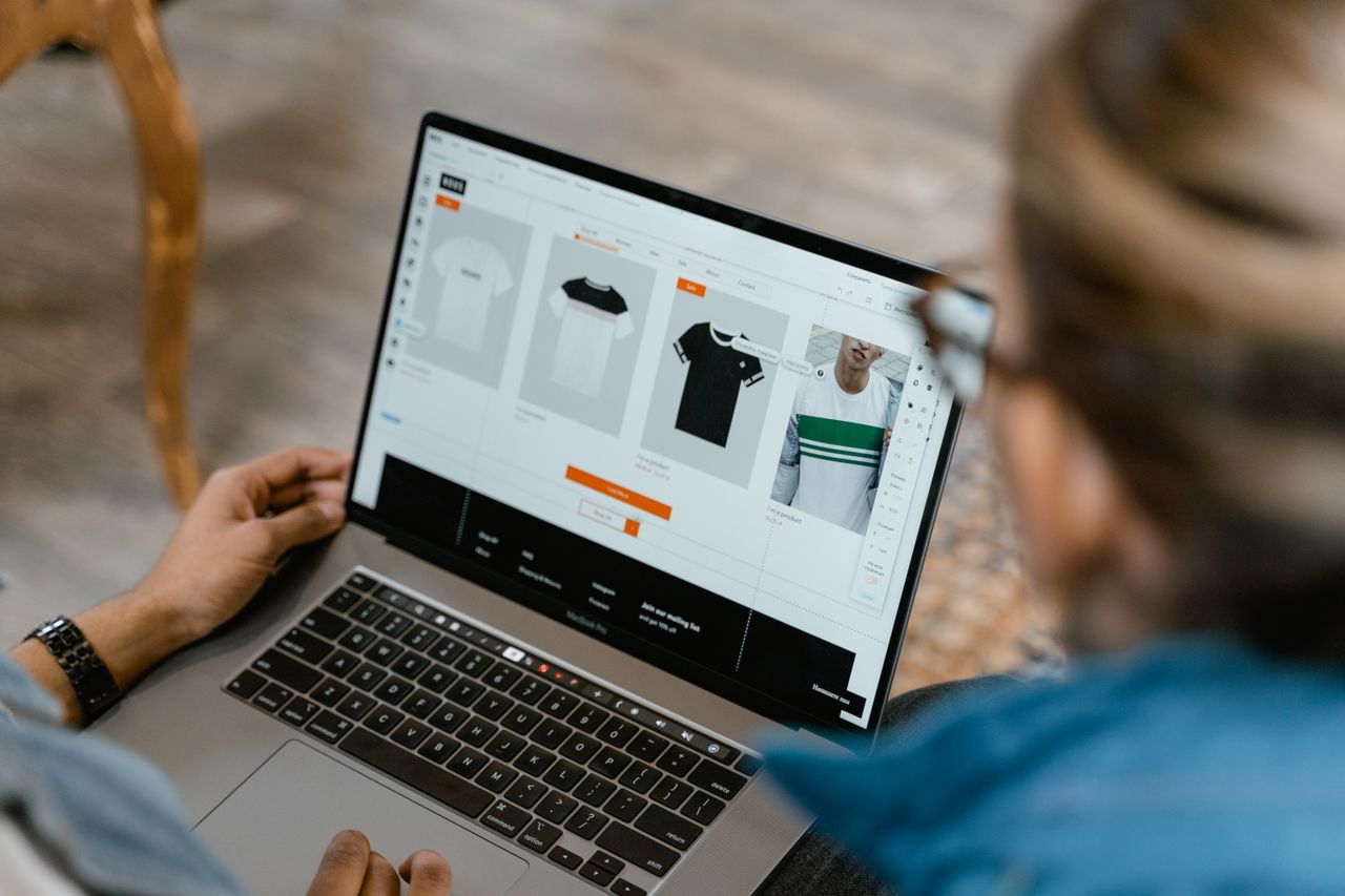 Ecommerce a la medida vs. plataformas como Shopify: pros, contras y cuando elegir cada uno